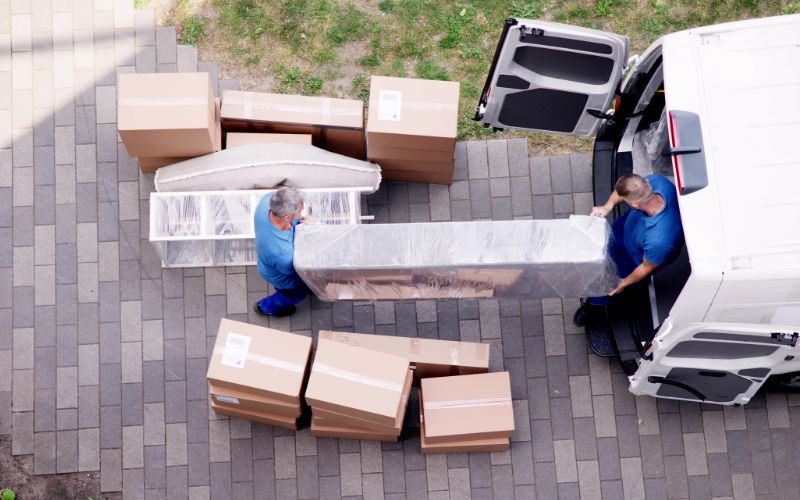 Möbelpacker Wien beim sorgfältigen Verpacken